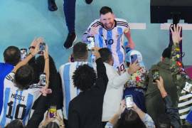 Lionel Messi saluda a los hinchas tras la victoria 3-0 ante Croacia en las semifinales del Mundial, el miércoles 14 de diciembre de 2022, en Lusail, Qatar. (AP Foto/Hassan Ammar)