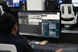Elementos de la Policía de Torreón durante el monitoreo del C2, atentos a reportes de estafas virtuales.