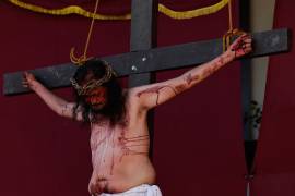 Un feligrés católico representa a Jesucristo en una escena de un ‘Senakulo’, una representación de los acontecimientos de la crucifixión y muerte de Jesucristo para conmemorar el Jueves Santo Paete, Filipinas.