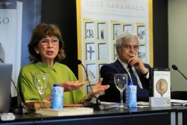 Pilar del Río, viuda del escritor luso José Saramago, y el profesor y miembro de la Real Academia Carlos Reis dan una rueda de prensa en el ámbito de la presentación, por parte de la editorial Alfaguara, de todo su programa cultural para celebrar el año Saramago en 2022 en el centenario de su nacimiento. EFE/Fernando Alvarado