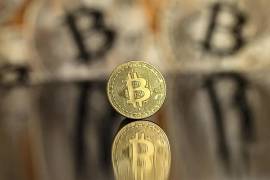 Ilustración de una moneda simbólica de Bitcoin. Coinkite reconoció que un código asistidas por IA no detectaron la vulnerabilidad de sus monederos Coldcard que permitió el robo de más de 100 mdd en bitcoin.