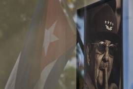 Una fotografía de Raúl Castro con una bandera cubana reflejada en el fondo se ve en una tienda estatal en La Habana, Cuba.