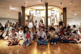 Protestan con ‘tetada’ masiva en el Museo de Arte Moderno