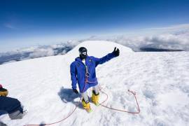 El robot humanoide Pemba en pleno ascenso al Chimborazo, Ecuador, convirtiéndose en el primero de su tipo en coronar una cumbre de más de 6 MIL metros tras una ruta de 16 horas.