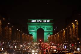 La Torre Eiffel se iluminó de verde para celebrar la ratificación del acuerdo de la COP21 (Conferencia de las Partes sobre el Cambio Climático) en París, Francia.