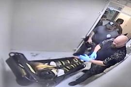 En esta imagen de un video de vigilancia los carceleros examinan a Othel Moore Jr., en el Centro Correccional de Jefferson City en Missouri, quien, según una autopsia, se asfixió con la restricción WRAP.