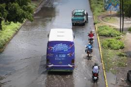 El clima lluvioso continúa en algunas partes de México, provocando el desbordamiento del Río San Martín en Chalco, Estado de México.