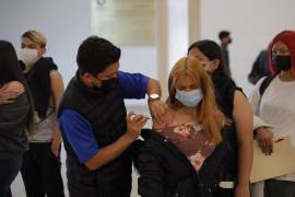 Vacunan. En cinco sedes en Torreón se aplica la dosis.