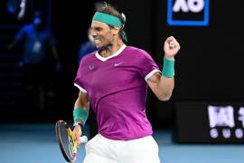 Rafael Nadal de España celebra después de ganar su partido de semifinales contra Matteo Berrettini de Italia en el torneo de tenis Grand Slam del Abierto de Australia. EFE/EPA/Dave Hunt