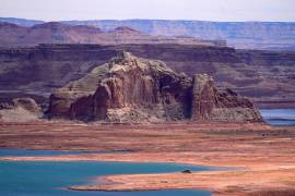 Se observan bajos niveles de agua en la bahía de Wahweap, en el lago Powell, a lo largo de la cuenca alta del río Colorado, el 9 de junio de 2021, en la frontera entre Utah y Arizona, en Wahweap, Arizona.