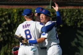 Seiya Suzuki celebró junto a sus compañeros tras conectar el jonrón que encaminó la victoria de los Cubs en el inicio de los Playoffs de la MLB.