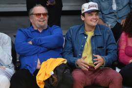 Jack Nicholson saborea una dona y muestra su vientre en el juego de LA Lakers