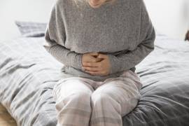 El dolor estomacal puede ser consecuencia de una intoxicación alimentaria, un virus estomacal, entre otras razones.