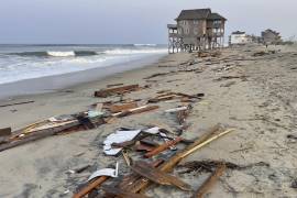 La costa este de Estados Unidos sufre ya los efectos del huracán “Ernesto”, como en Rodanthe, Carolina del Norte, donde se ven escombros en una playa.