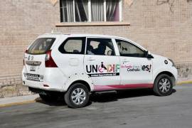 Operadores de UNEDIF brindan atención personalizada en cada traslado, con vehículos adaptados.