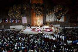 Miles de fieles católicos acudieron a la solemne Eucaristía en la Basílica de Guadalupe por el fallecimiento del papa Francisco, presidida por Carlos Aguiar Retes, actual Arzobispo Primado de México.