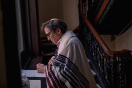 La rabina Sharon Kleinbaum se prepara para su último servicio en el Masonic Hall, el viernes 28 de junio de 2024, en Nueva York.