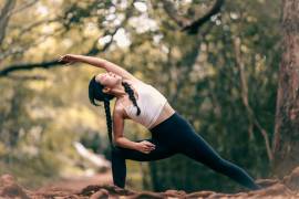 El yoga es una práctica milenaria que combina posturas físicas, técnicas de respiración y meditación para promover el bienestar integral.