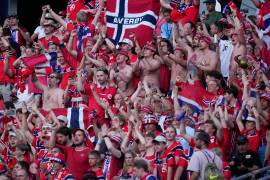 La afición de Noruega celebró su regreso mundialista con el “Viking Row”, una remada sincronizada que se volvió viral ante Irak.