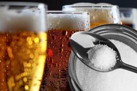 El estudio de Profeco reveló que ciertos productos contienen entre 5 y 15 gramos de azúcar por envase. Esto equivale a hasta tres cucharaditas por botella o lata.