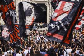 En el homenaje a Berlusconi, hubo muestras de afecto y respaldo, inclusive de los grupos de fanáticos de AC Milán.