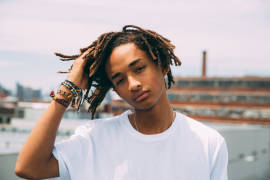 Jaden Smith posa sin camisa, pero con falda