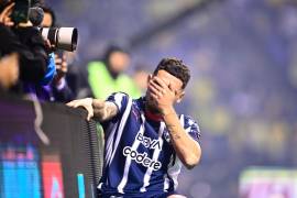 Lucas Ocampos tuvo que salir a los minutos de haber iniciado el encuentro ante las Águilas del América por un problema muscular.