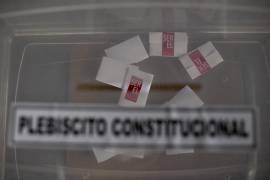 Fotografía de una urna en la jornada del plebiscito constitucional hoy, en el centro de votación Estación Mapocho en Santiago, Chile.