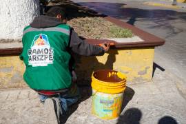 Cuadrillas de Servicios Primarios realizando labores de limpieza en vialidades y espacios públicos de Ramos Arizpe.