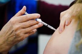 Un trabajador sanitario aplica una dosis de la vacuna COVID-19 el 15 de diciembre de 2021 durante una campaña de vacunación en el Keystone First Wellness Center de Chester, Pensilvania.