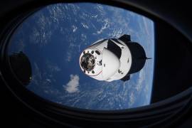 En esta foto de archivo del 24 de abril de 2021 facilitada por la NASA, la cápsula Crew Dragon de SpaceX se acerca a la Estación Espacial Internacional para su acoplamiento. La chatarra espacial amenaza a los siete astronautas a bordo de la Estación Espacial Internacional y los obliga a buscar refugio en sus cápsulas acopladas. AP/NASA