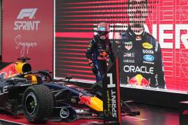 Max Verstappen buscará coronar un fin de semana perfecto en Singapur, mientras Checo Pérez intentará remontar posiciones con Cadillac tras abandonar la Sprint.