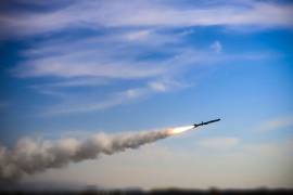 El lanzamiento de un misil durante un ejercicio militar en aguas frente a la costa sur de Irán.
