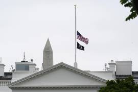 La bandera estadounidense ondea a media asta en la Casa Blanca en Washington mientras la administración Biden conmemora 1 millón de vidas estadounidenses perdidas debido a COVID-19.