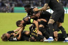 Los jugadores del Real Madrid celebraron a lo grande, su tercer gol ante Napoli en la Liga de Campeones.