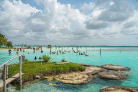 Laguna de los Siete Colores, uno de los principales atractivos naturales de Bacalar.