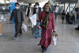 Familias evacuadas de Kabul, Afganistán, en el Aeropuerto Internacional Dulles Washington, en Virgini. AP/Jose Luis Magana