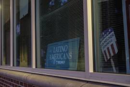 Un cartel se exhibe en la oficina de “Latinoamericanos por Trump” en Reading, Pensilvania.