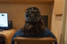 20/12/2023. Emily Hollenbeck, paciente de terapia de estimulación cerebral profunda, con un dispositivo EEG que registra la actividad cerebral mientras ella ve videos cortos en el “Q-Lab” de Mount Sinai, en Nueva York.