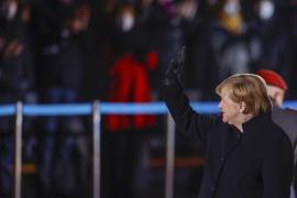 La canciller de Alemania, Angela Merkel, saluda durante un acto para conmemorar su salida del cargo, el 2 de diciembre de 2021, en Berlín. AP/Odd Andersen