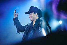 Los asistentes no solo cantaron junto a él, sino que grabaron el momento, emocionados de verlo en un contexto tan íntimo y espiritual.