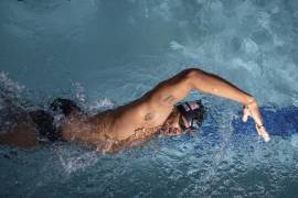 La práctica de la natación contribuye a ejercitar brazos y piernas.