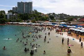 Se eleva la cuota de 983 a mil 158 pesos para visitantes extranjeros sin permiso para realizar actividades remuneradas sujetos al pago.