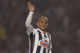 Chupete Suazo regresa al futbol