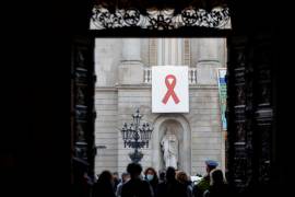Un lazo rojo, el símbolo internacional para mostrar la solidaridad con las víctimas de la enfermedad en el Ayuntamiento de Barcelona con motivo del Día Mundial de lucha contra el Sida. EFE/Quique García