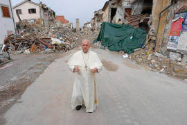 Papa Francisco visita de sorpresa Amatrice, pueblo italiano devastado por el terremoto (fotos)