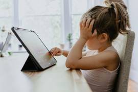 Las niñas y niños que pasan dos o más horas al día frente a las pantallas presentan un mayor riesgo relativo de cumplir los criterios de cribado de un posible TDAH.