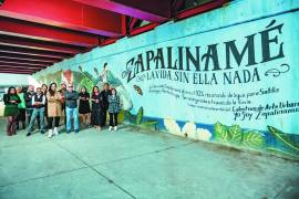 El colectivo Yo Soy Zapalinamé posa con uno de sus murales, ubicado en el puente vehicular que está frente al Bosque Urbano.