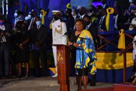 La primera ministra de Barbados, Mia Amor Mottley durante la ceremonia de declaración de la transición del país a una república parlamentaria en la Plaza de los Héroes Nacionales de Bridgetown. EFE/Barbados Today