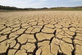 Vista del terreno seco y agrietado en la presa de Chiba, en la gobernación de Nabeul, debido al aumento de las temperaturas y la falta de lluvias, en Nabeul, Túnez, 1 de abril de 2023.
